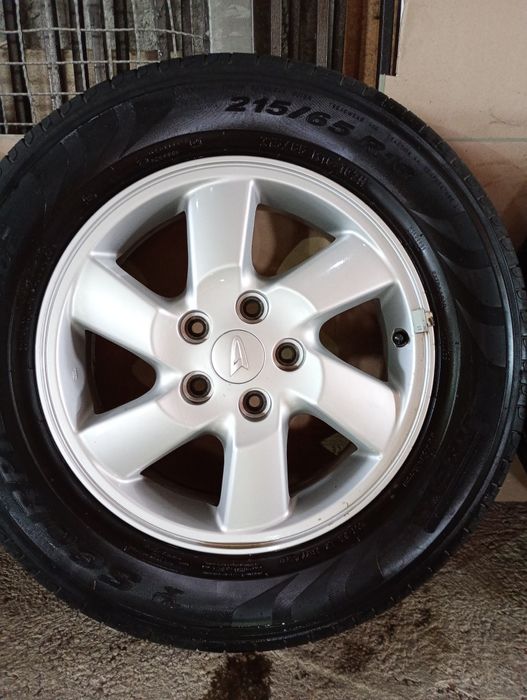 Дайхацу джанти със летни гуми 215/65/16 6J ET50 5x114,3 цо66 Дот 5013