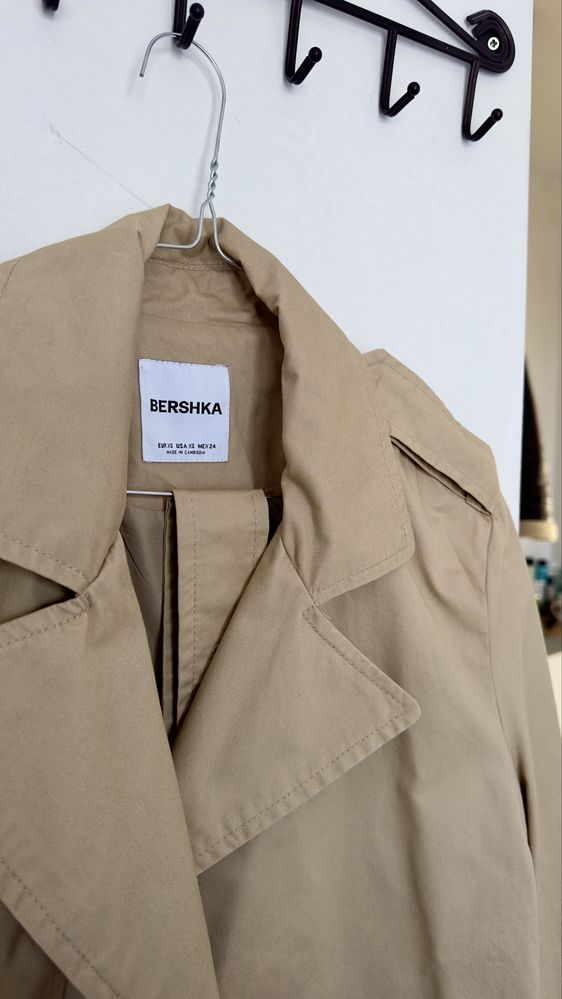 Тренчкот Bershka в екрю