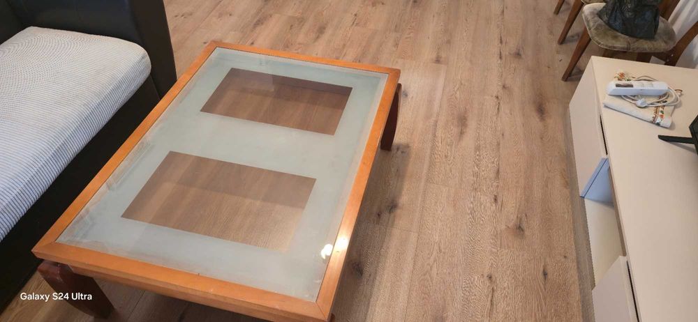 холна маса от дърво с повдигащ механизъм на плота