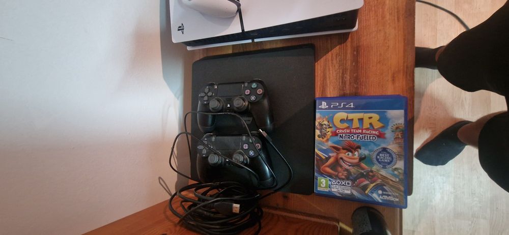 Vând ps4 cu 10 jocuri