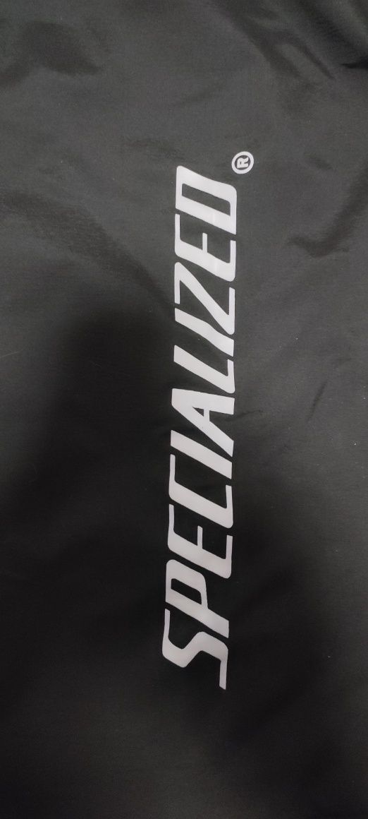 Vând geacă Specialized
