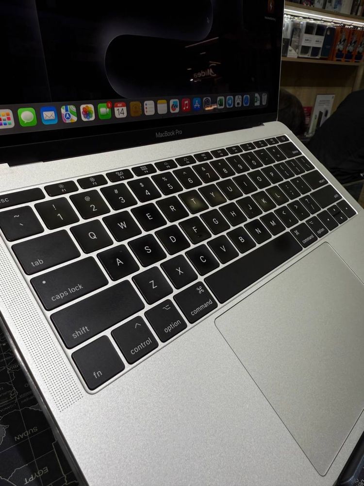 MacBook Pro 2017 i5/8/256/13.3