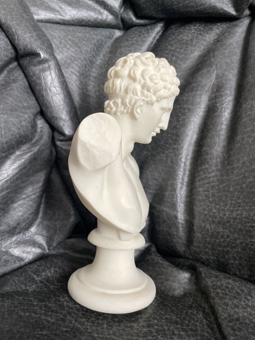 Sculptura Hermes din alabastru