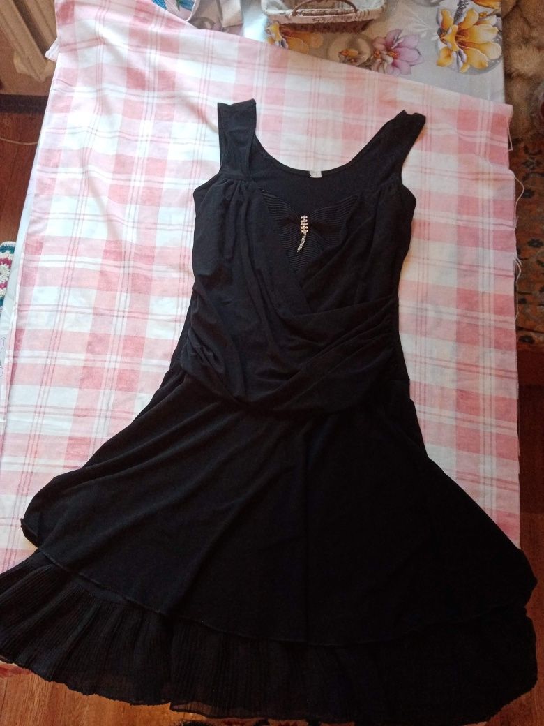Платье женское, чёрное, в хорошем состоянии