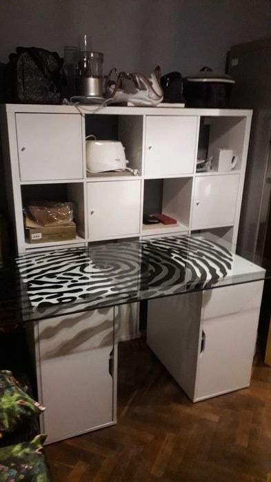 Дизайнерско бюро със стъклен плот и две шкафчета ИКЕА