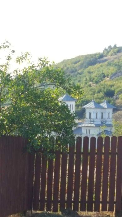 Casa de vanzare la tara