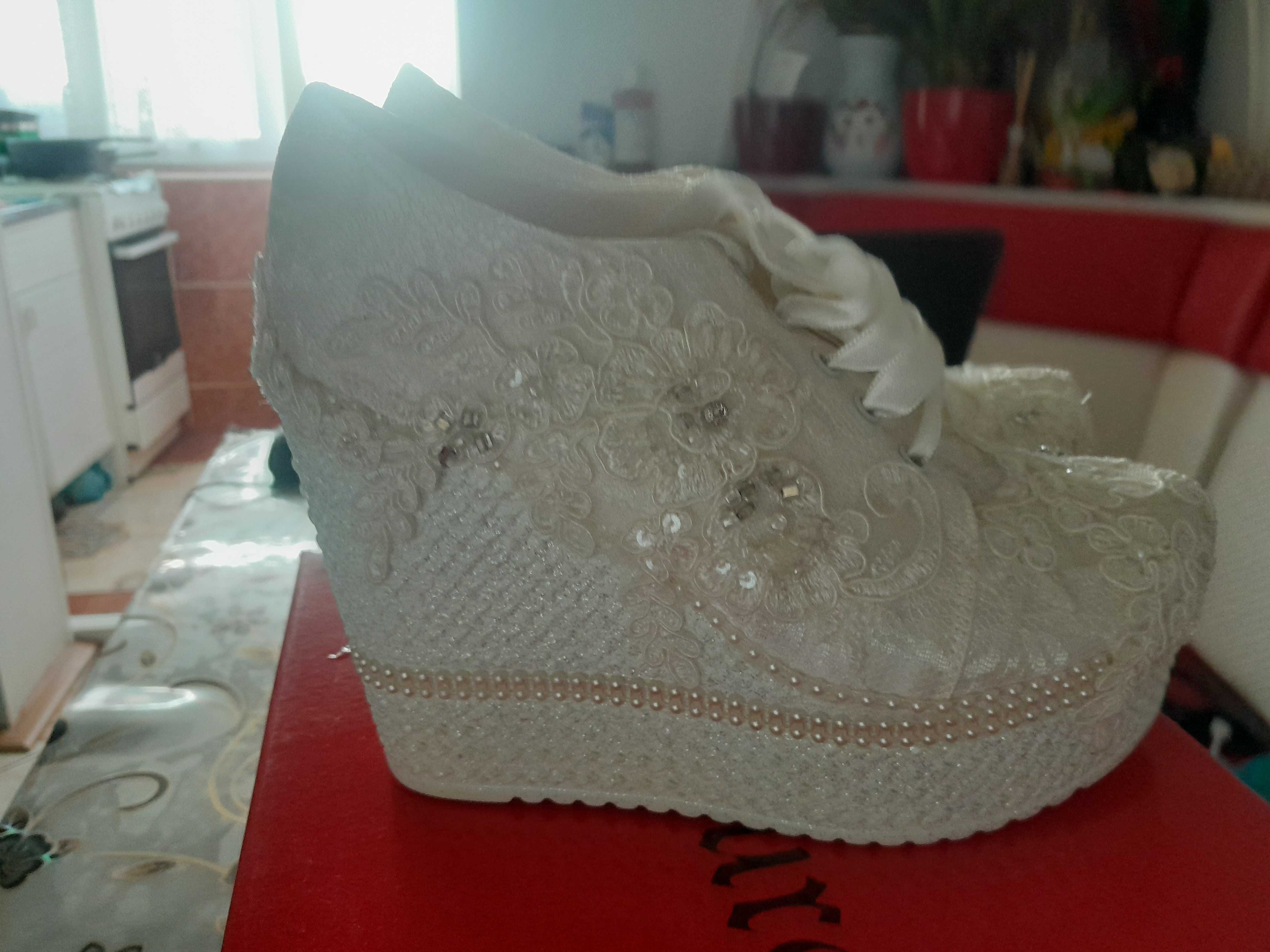 pantofi  mireasa cu toc si dantela