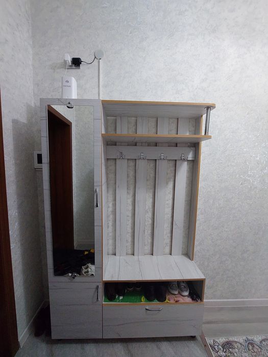 Прихожая вешалка