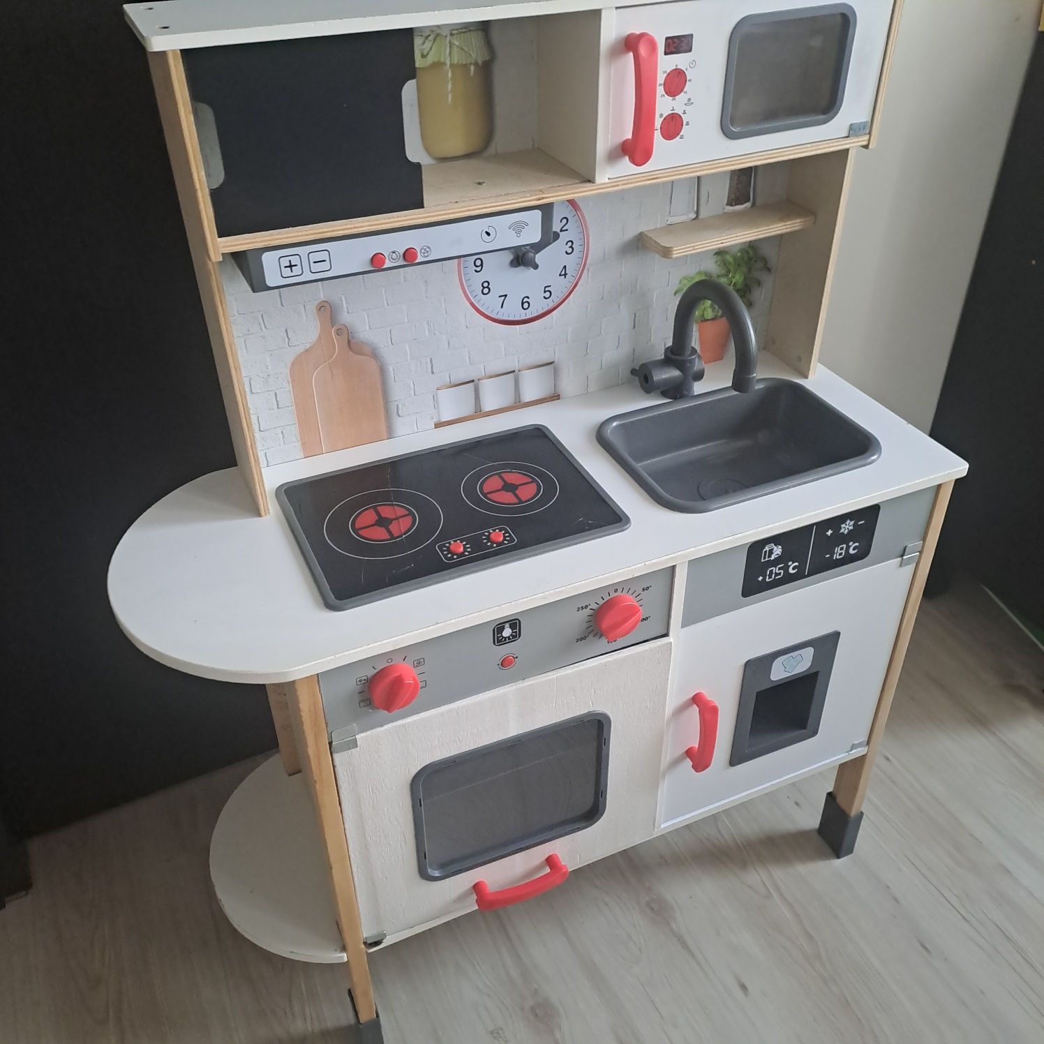 Детска дървена кухня с всички аксесоари