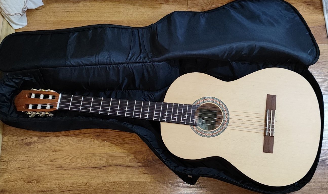 Очень срочно гитара Yamaha C 40 M