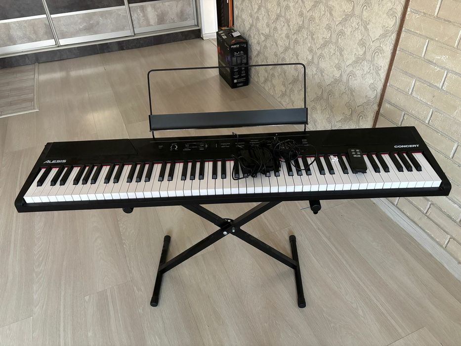 Продам синтезатор 
И еще подставка 5000