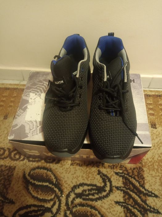 Чисто нови зимни обувки-44 номер.