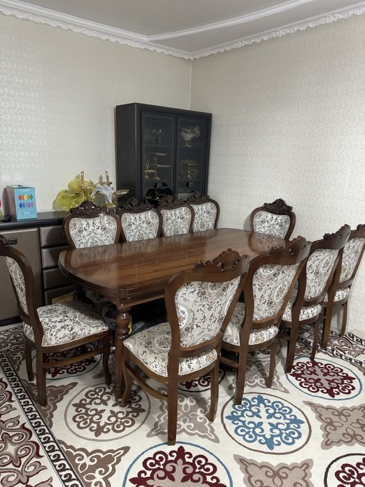 Стол стулья в отличном состояние