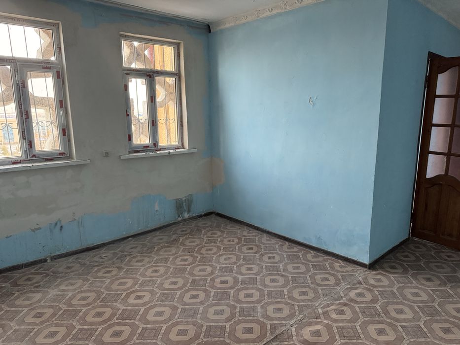 Фенкс устиндеги 5-этажда 3-ханалы квартира 350000млн сум догвр есть