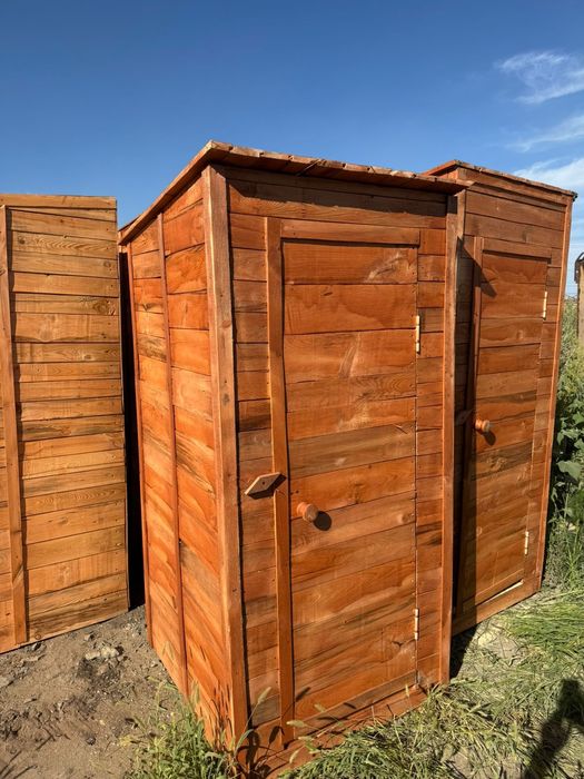 Уличные дачные туалеты в наличии хорошего качества