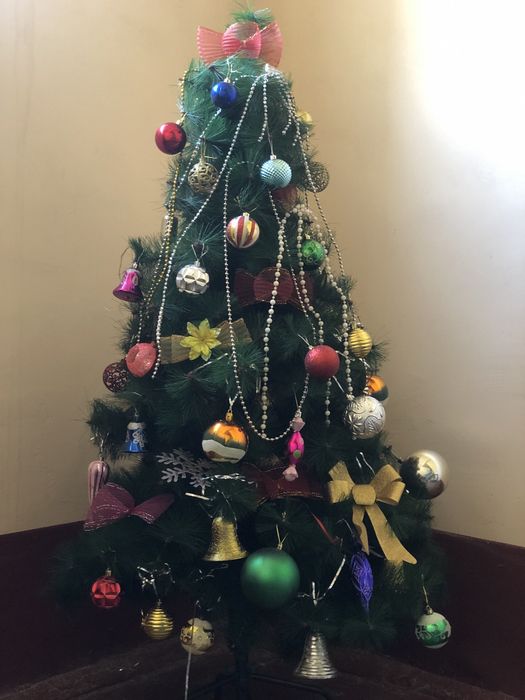 Продаётся ёлка с игрушками.