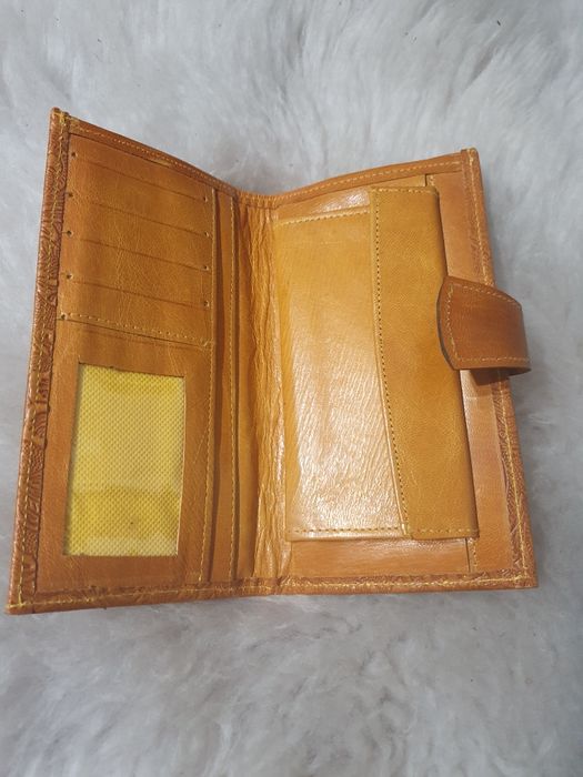 Дамски портфейли от естествена кожа