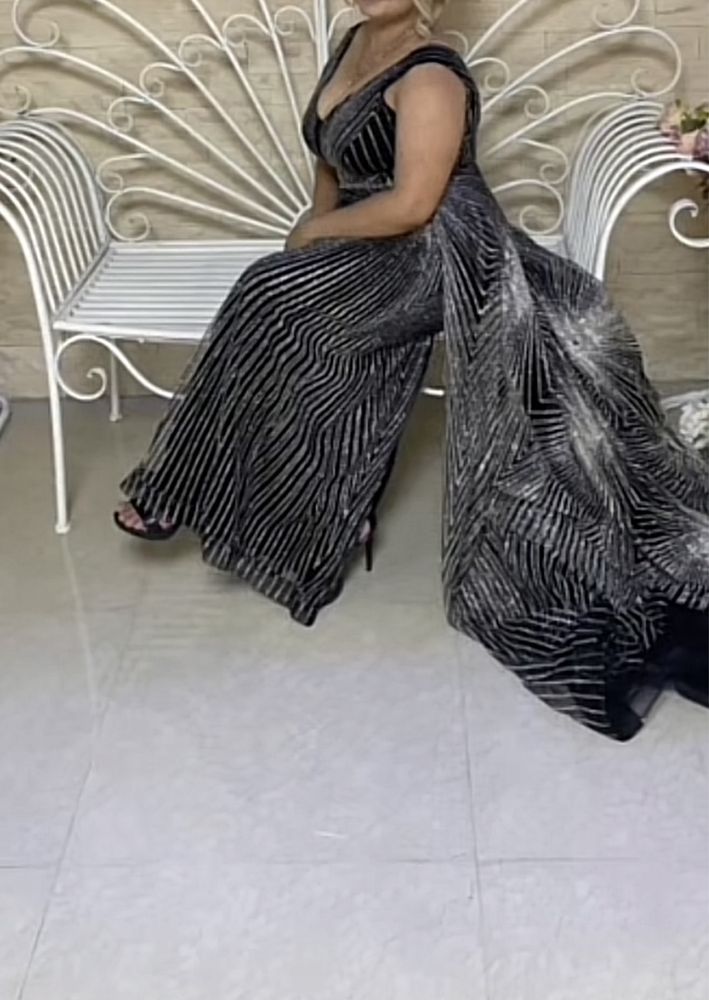 Rochie de seara neagra cu trena si sclipici, purtata o sigura data