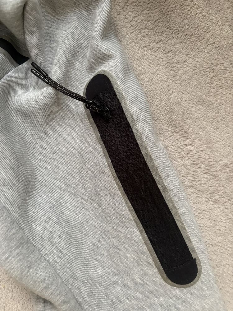 Vand hanorac nike tech gri marimea M original