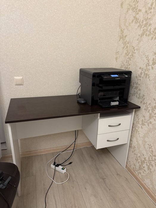 Стол офисный бело-коричневый