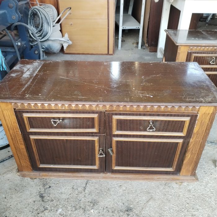 Мебели стари столове , абажур , маси и нощни шкафчета.