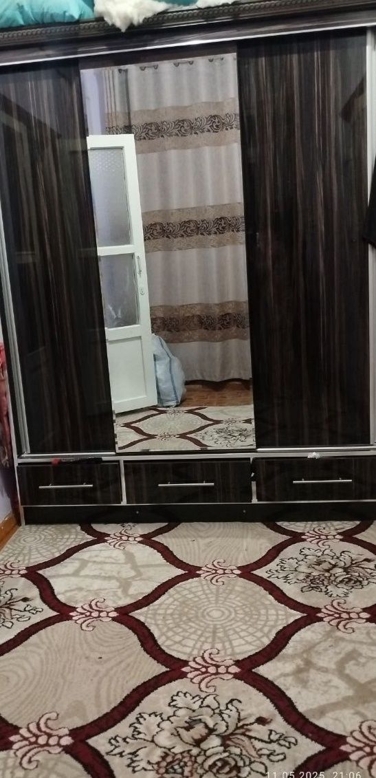 Купе шкаф.  Имеет 3 двери.