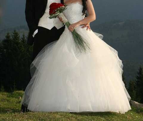 Rochie de mireasa cu crinolina