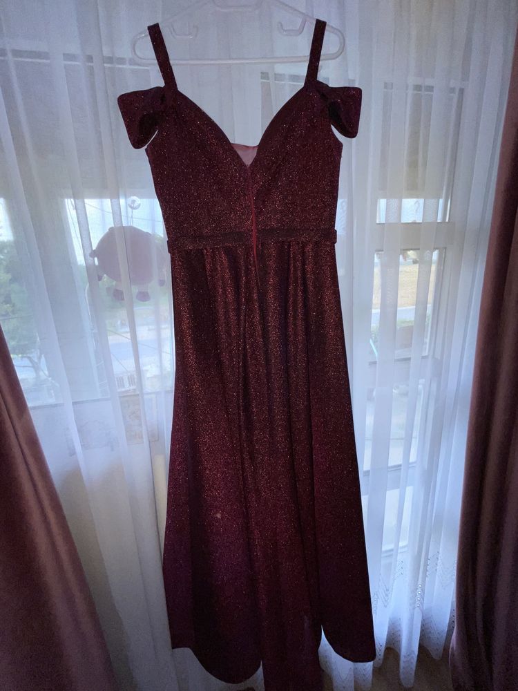 Vand rochie de seara,lunga,in stare buna.