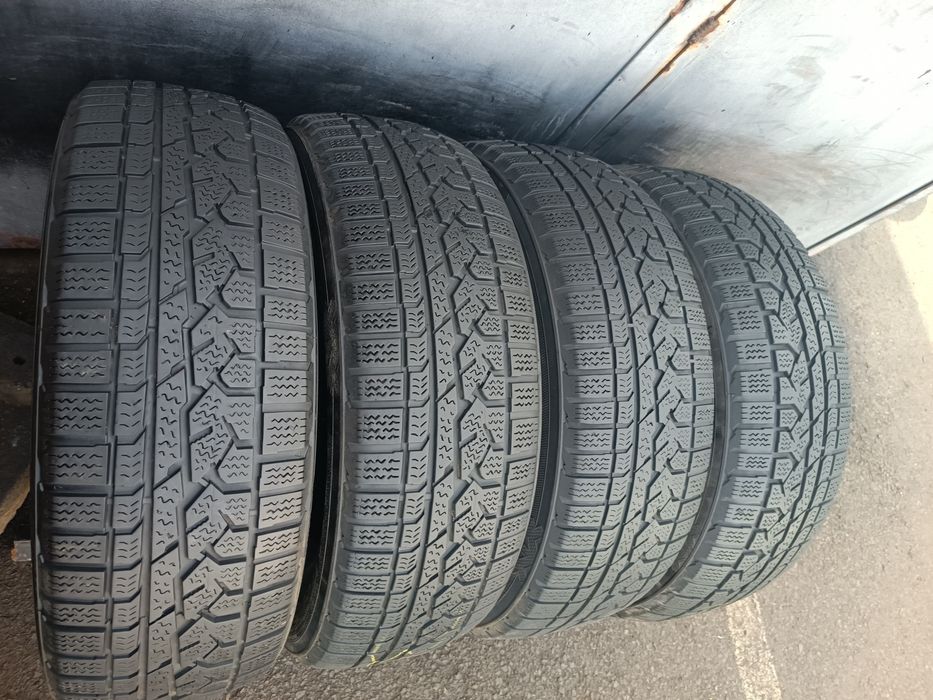 235/65/17 Kumho .