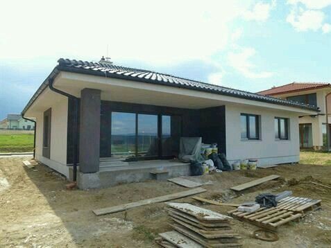 Case pe structura metalica invelite cu panouri sandwich termoizolante,