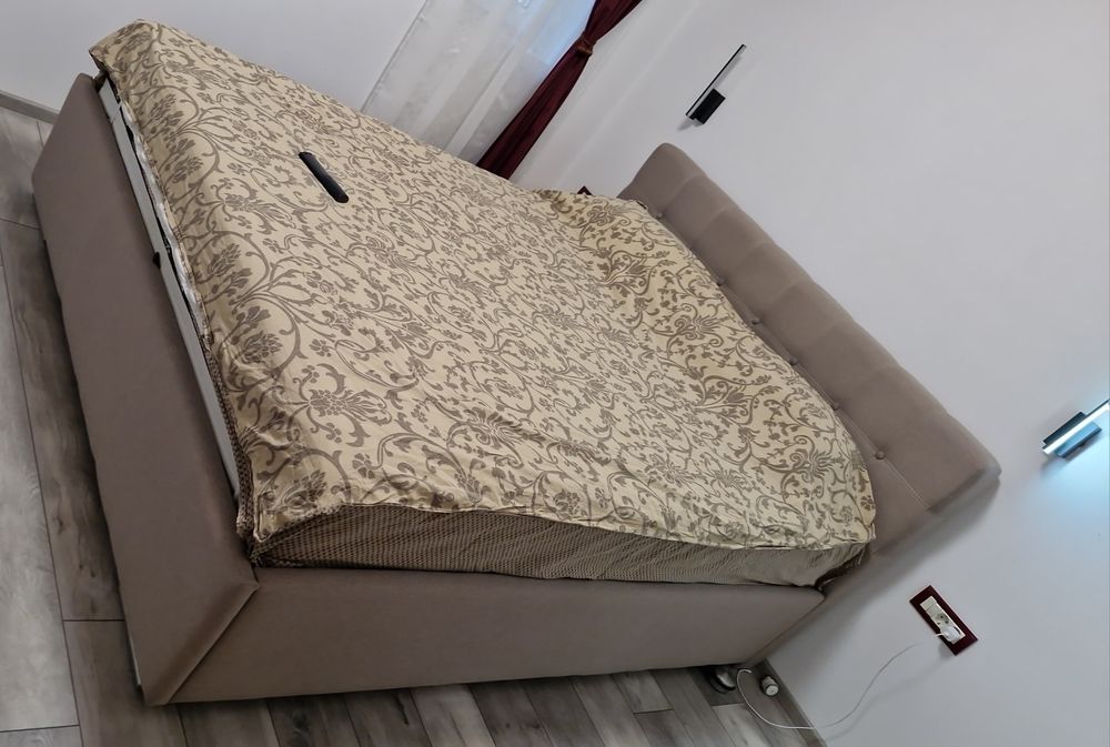 Pat matrimonial, noptiere, dulapuri, birou, scaune bar, măsuță, poliță