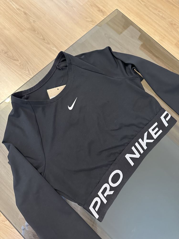 Чисто нов!! 100% Оригинален дамски комплект Nike Pro блузка и клин