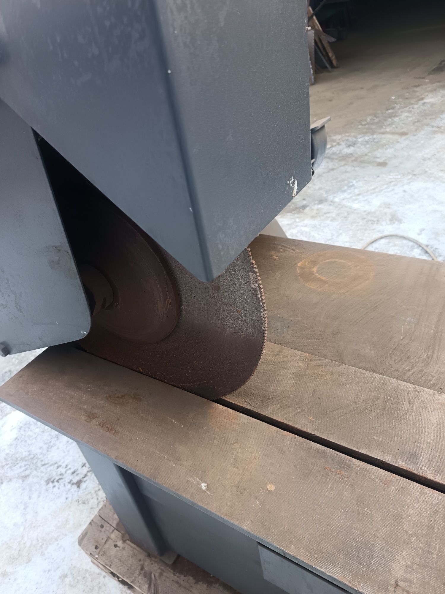 Fierăstrău circular cu pânză metalica de tăiat metal