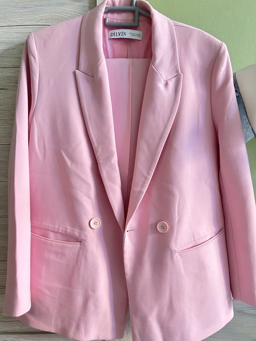 Женский костюм с брюками в розовом цвете