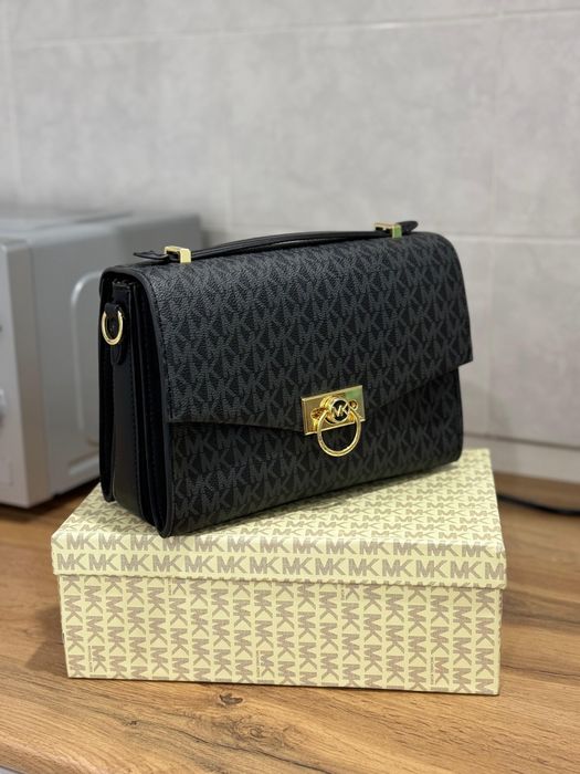 Продам, женскую сумку Michael Kors.