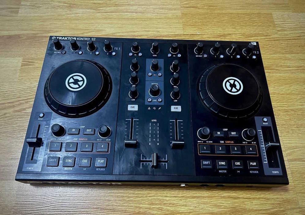 Consola Traktor S2 Mk1 2-CHANNEL DJ CONTROLLER.