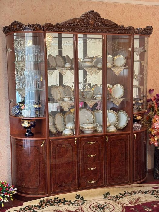 Мебел стенка сотилади