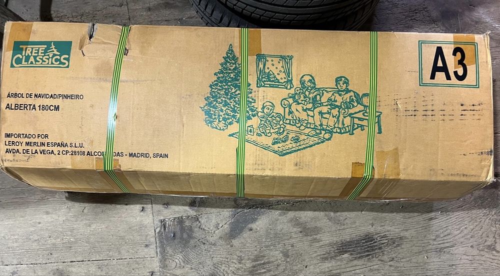 Brad artificial de 1,80 cm , se vinde fara ornamente !