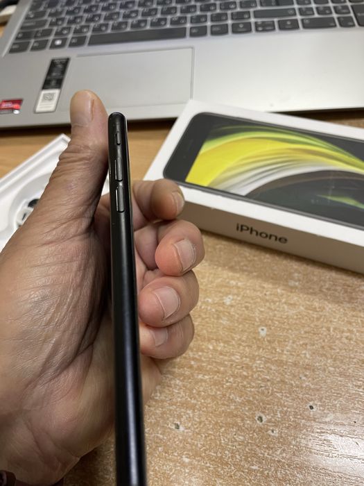 Продавам употребяван  IPhone SE