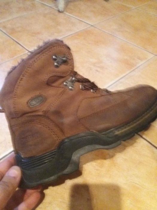 Vand ghete de piele intoarsa