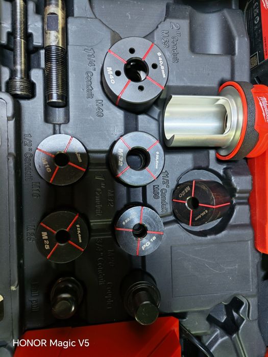 Mașină de ștanțat hidraulică M18™ FORCE LOGIC™ Milwaukee M18HKP