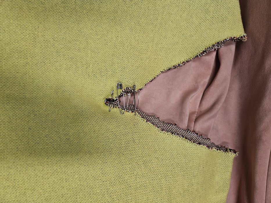 Жълт плетен елек