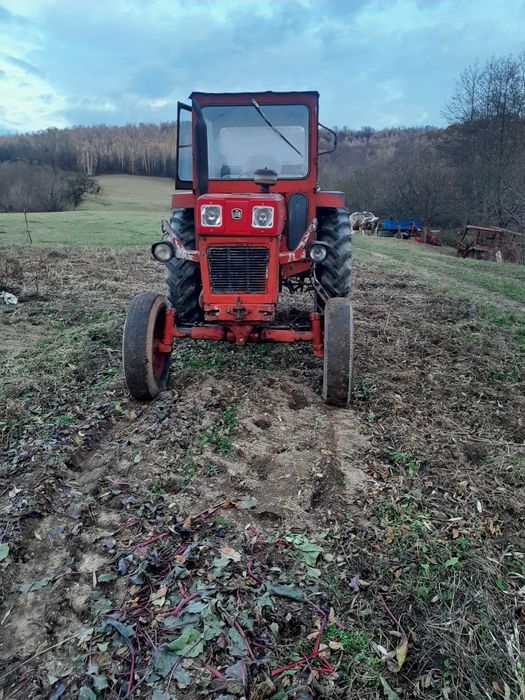 Vând tractor u650 cu plug