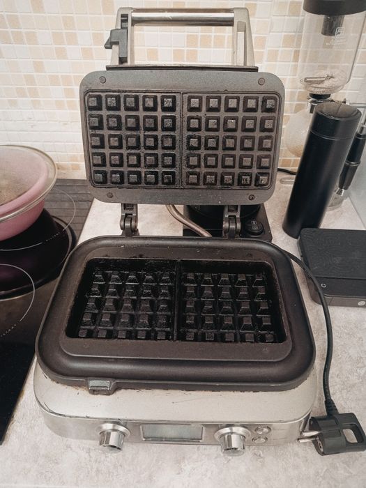Вафельница Bork G-700