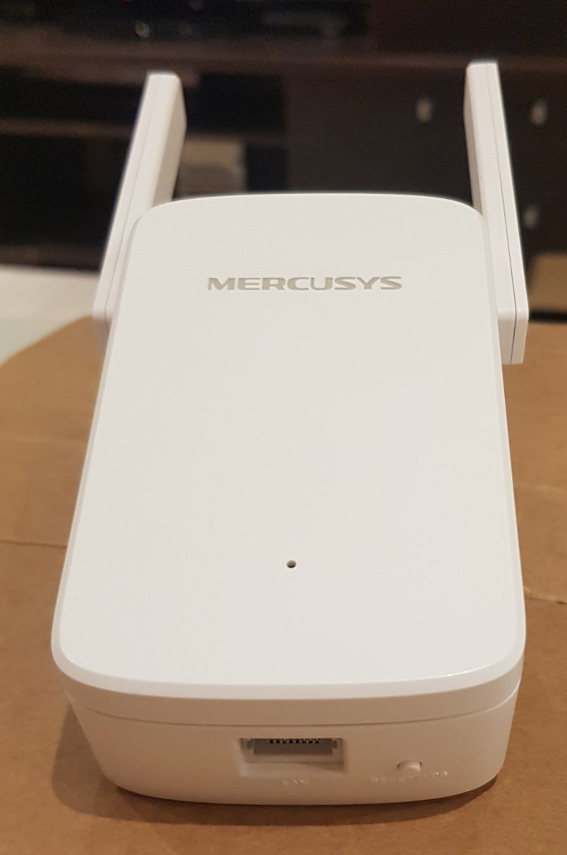 Vând range extender Mercusys AC1200, ME30