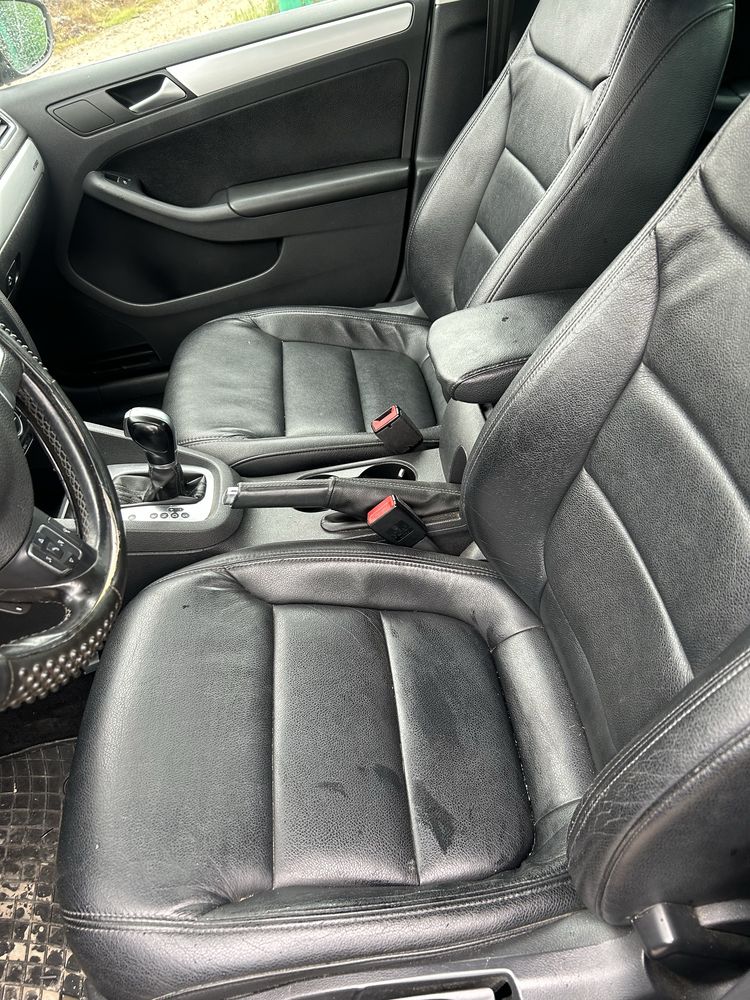 Interior piele, scaune față și banchete spate  Volkswagen Jetta 2014