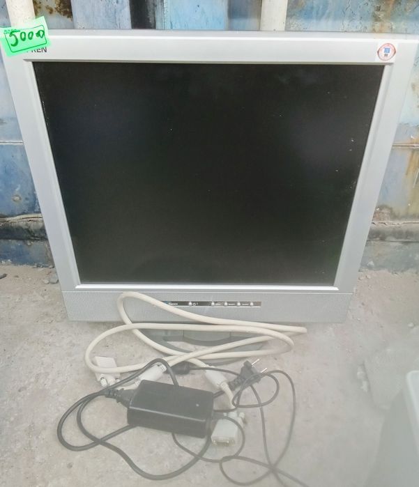Монитор с кабелями б/у