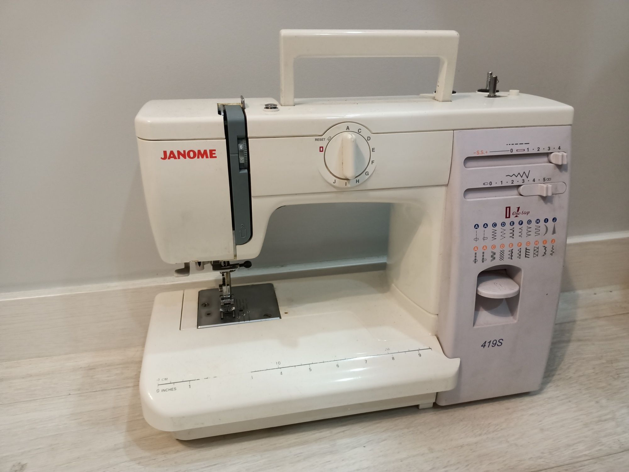 Продам швейную машину Janome