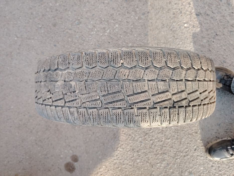 Продам одну зимнию резину на 195 65р15 в хорошем состоянии