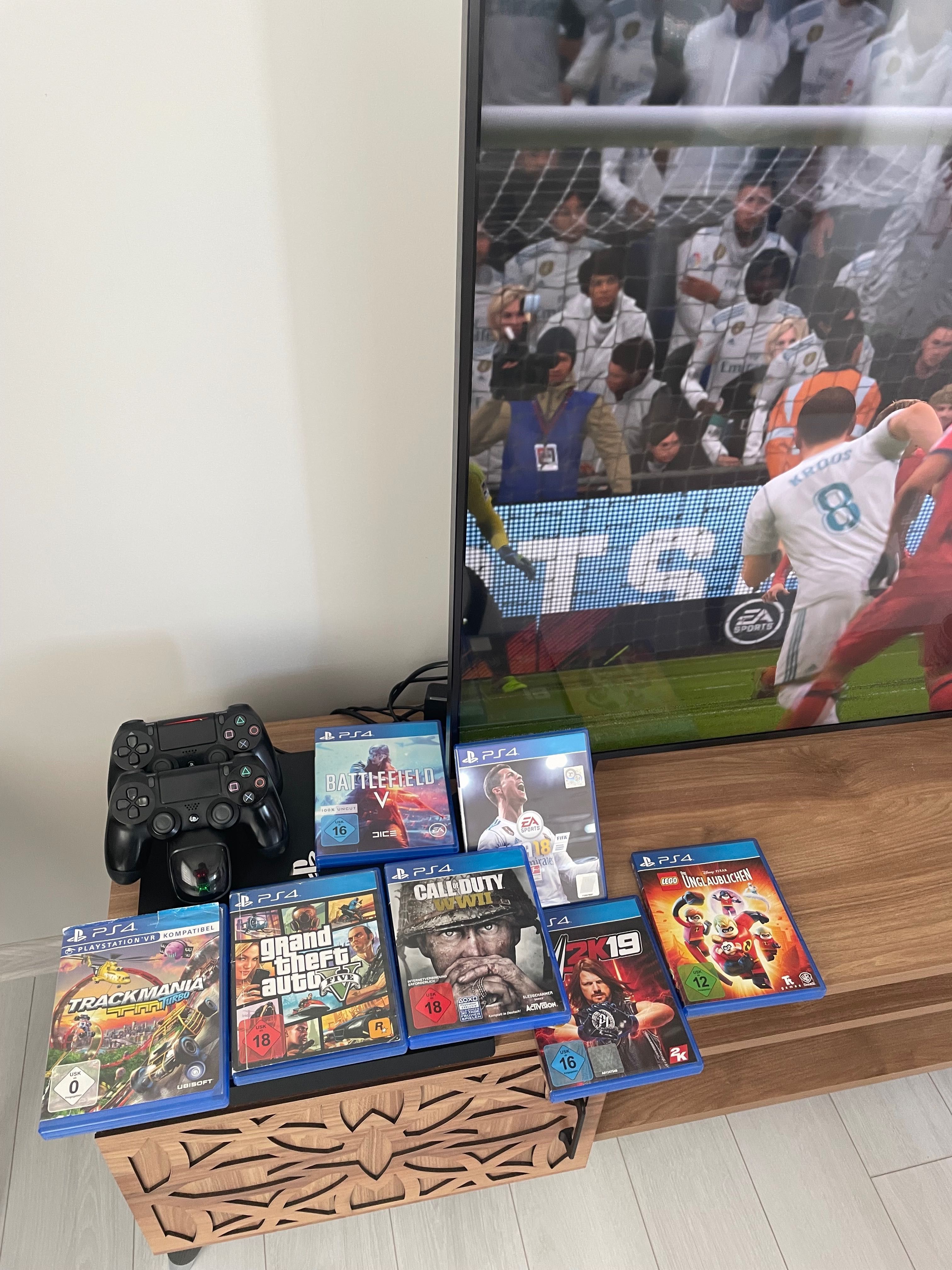 PS4 Pro 1TB + 2 контролера + 7 игри  отлично състояние